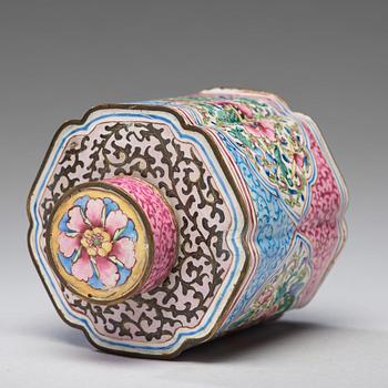 An enamelled tea caddy, Qing dynasty, 18th Century.