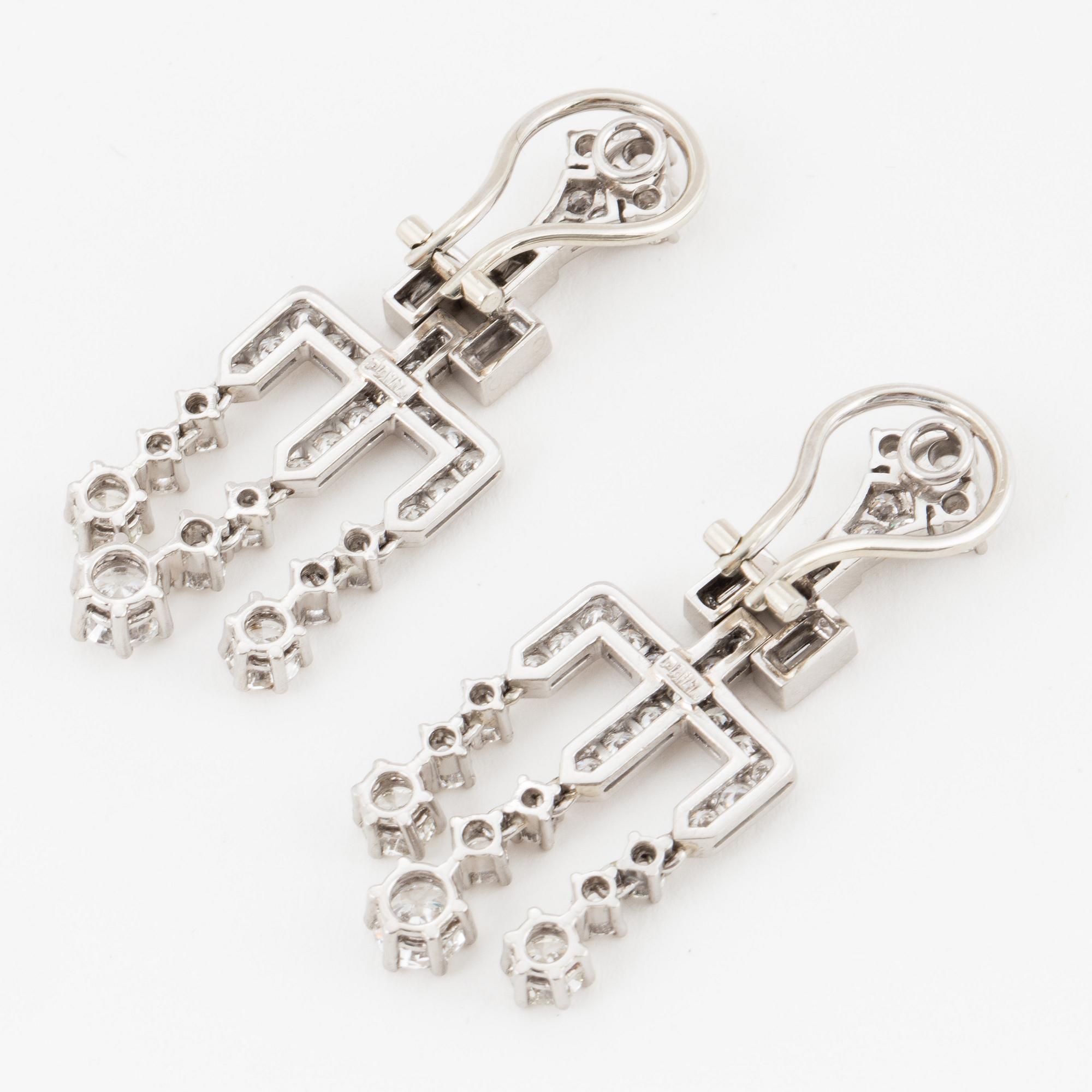 Ett par örhängen med runda briljant- och baguetteslipade diamanter.