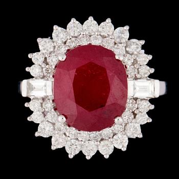 1133. RING, fasettslipad rubin, 5.03 ct samt briljantslipade diamanter, tot. ca 1.20 ct.