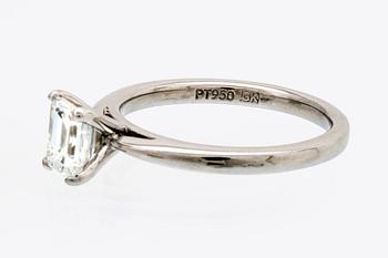 Ring platina med en smaragdslipad diamant 0,73 ct TW (G)/VS2, värderingsintyg Kaplans Stockholm 2020.