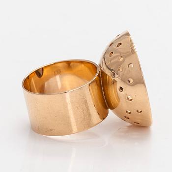 Sormus, savukvartsi, 14K kultaa, suunnittelu Li Helo, Westerback, Helsinki 1963.