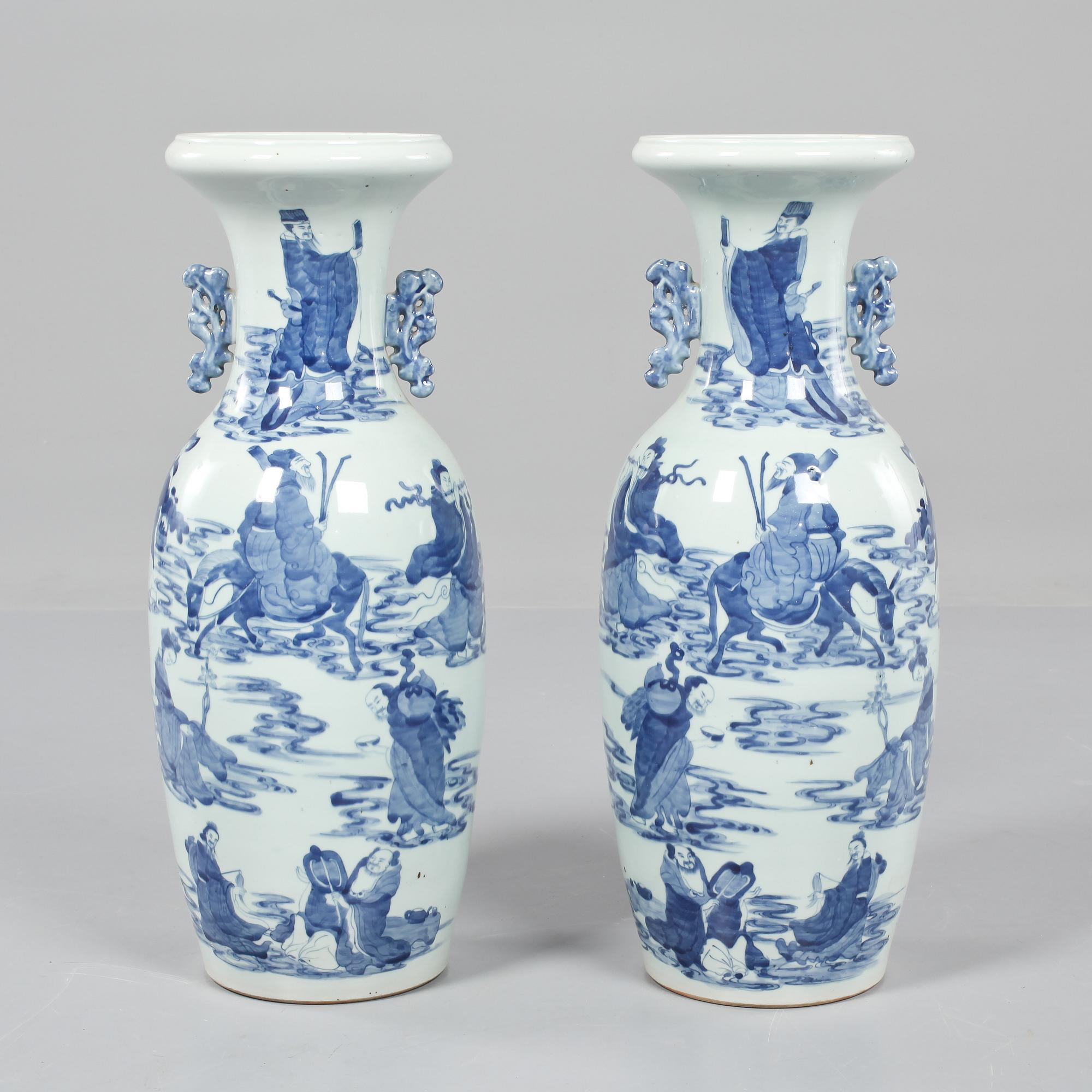 HÄNKELURNOR, ett par, porslin, Kina, sekelskifte 1800/1900-tal.