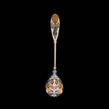 A FABERGÉ SPOON, silver (88), cloisonné enamelled, Moscow, early 20th century. Weight 33,3 g.