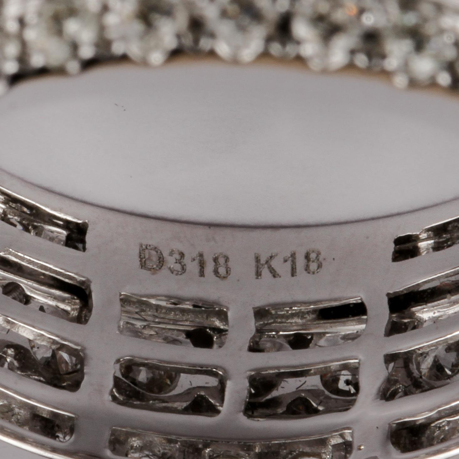 RING, 18k vitguld med 89 briljantslipade diamanter, totalt 3.18 ct. Vikt 8 g.