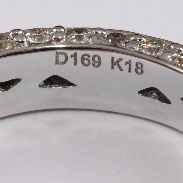 RING, 18k vitguld med 96 briljantslipade diamanter, totalt 1.69 ct. Vikt 5 g.