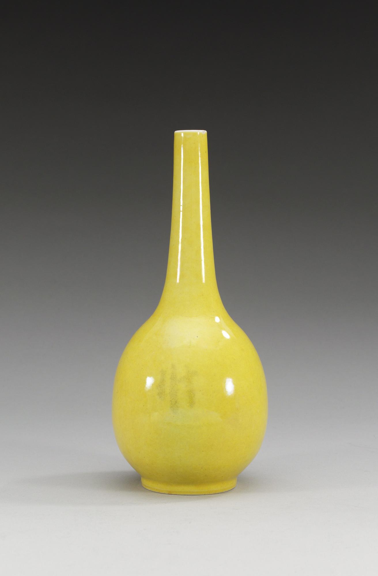 A yellow glazed vase, late Qing dynasty (1644-1912).