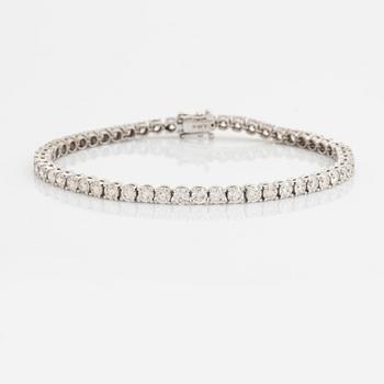 Brilliant-cut diamond tennis bracelet.