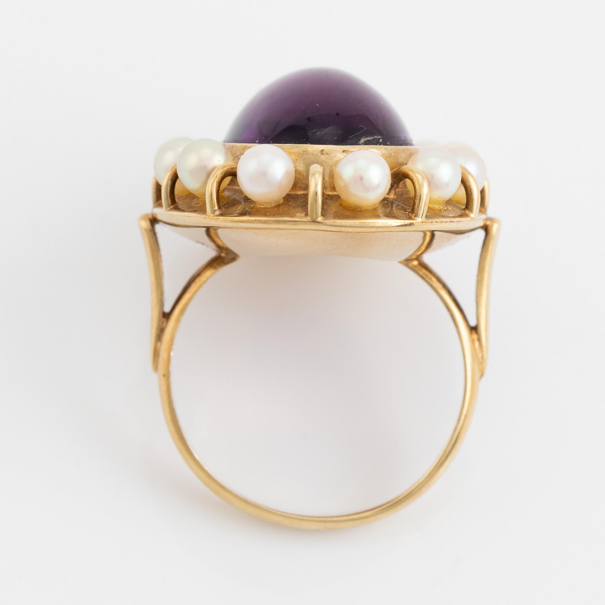 14K gold, cabochon amethyst and pearl cocktail ring.