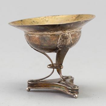 A 19TH CENTURY SILVER SALT CELLAR AND SPOON. Weight ca 45 g.