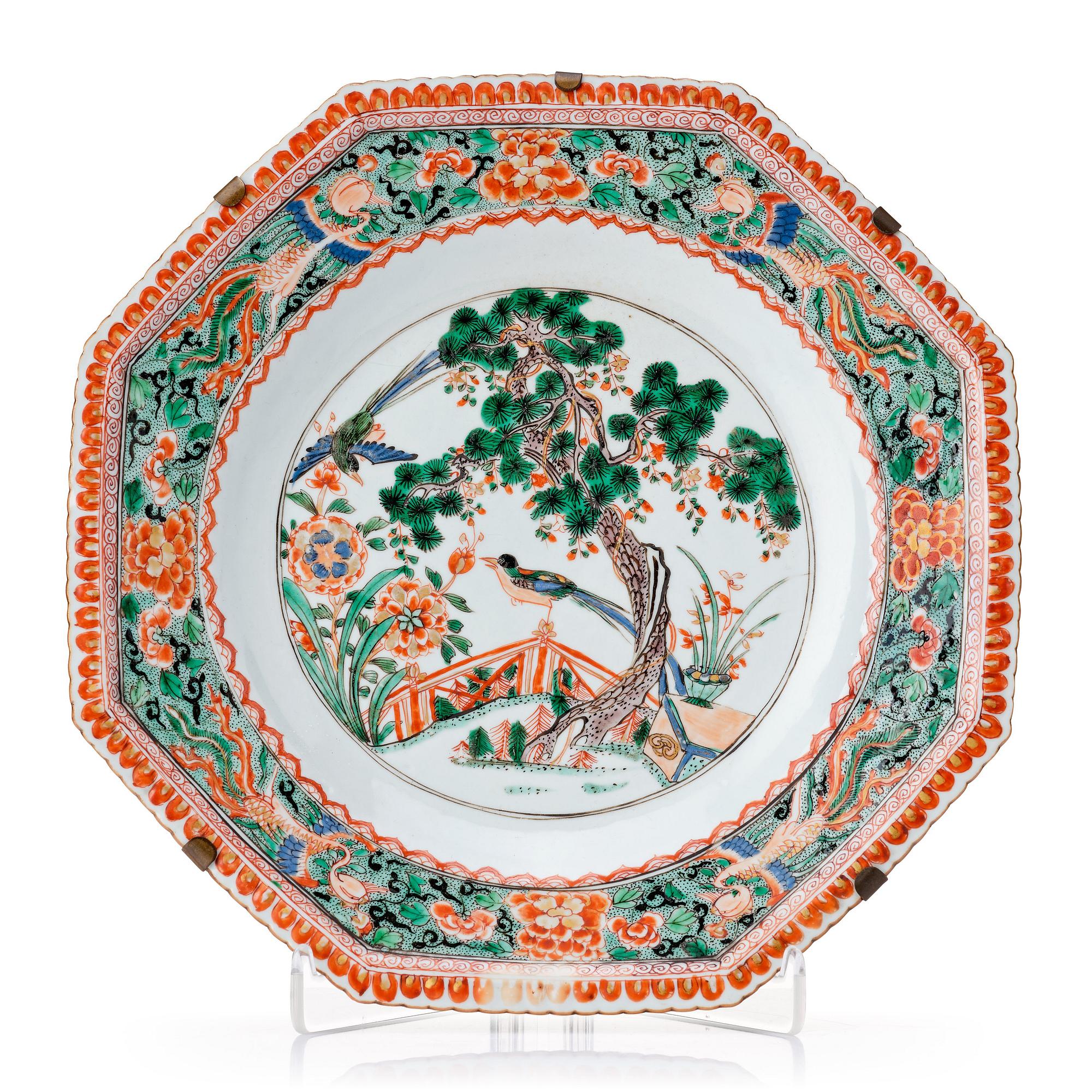 A famille verte pie crust serving dish, Qing dynasty, Kangxi (1662-1722).