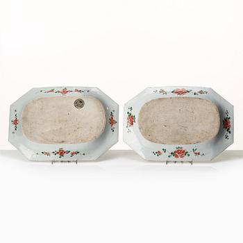 Fat, ett par, porslin. Qingdynastin, Kangxi (1662-1722).