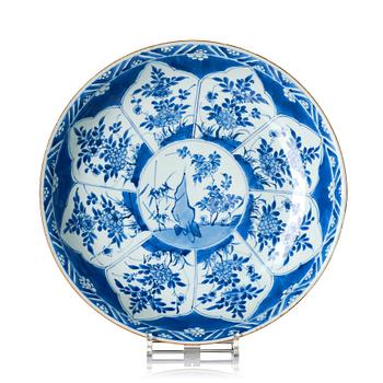 1325. A blue and white dish, Qing dynasty, Kangxi (1662-1722).