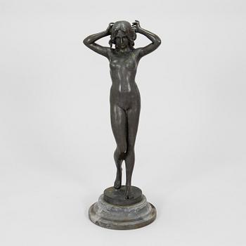 Pitta Luga, jälkeen, Seisova nainen.