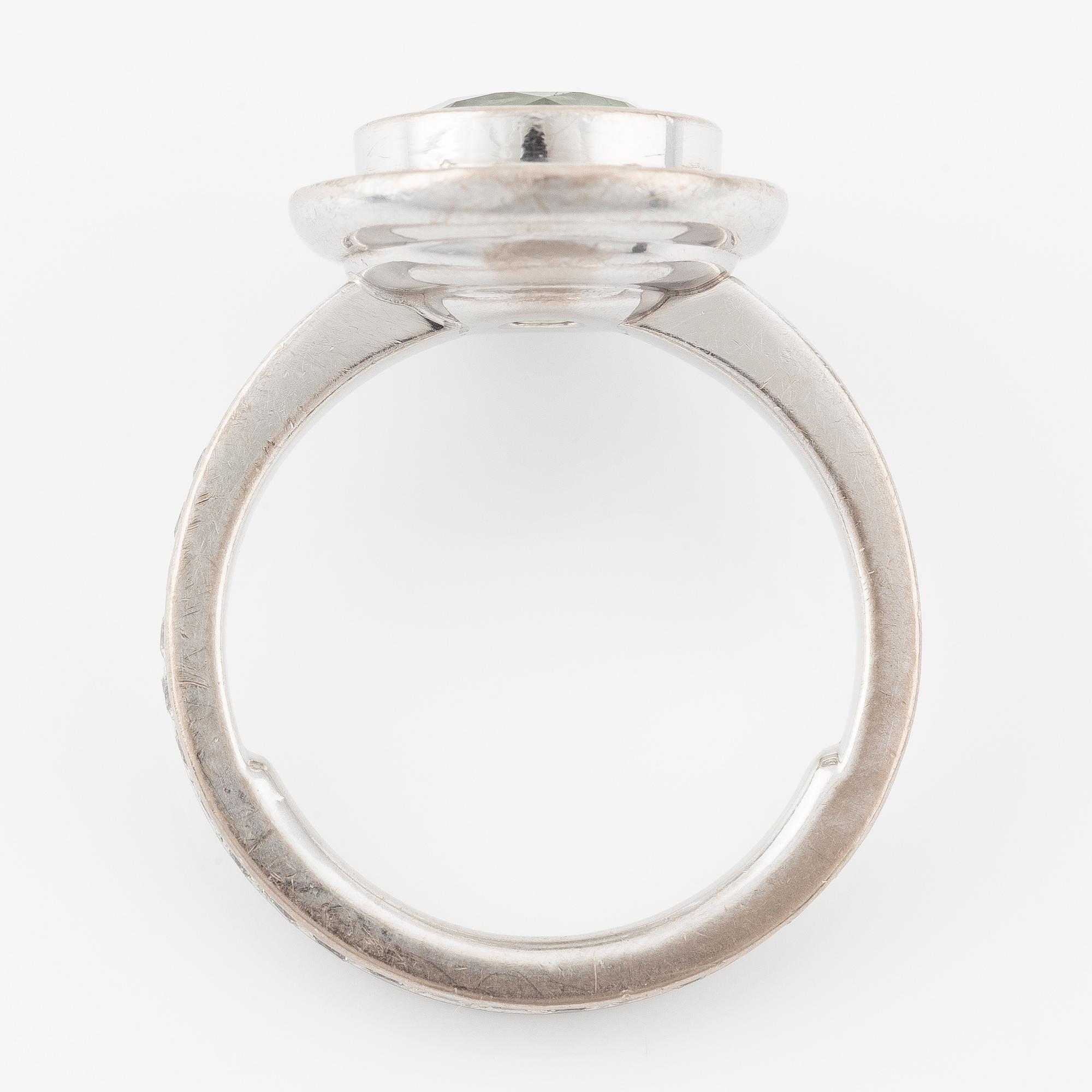 Ring, 18K white gold set with a round faceted green beryl and brilliant-cut diamonds.