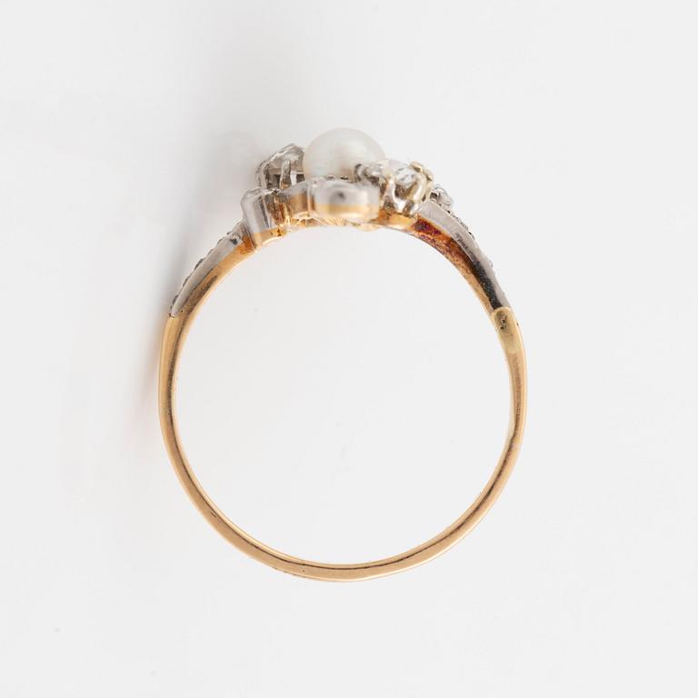 Ring guld och platina med en pärla och rosenslipade diamanter.