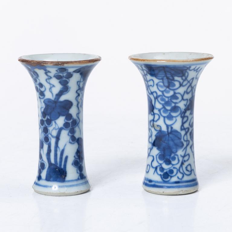 Miniatyrer, fem stycken, porslin. Qingdynastin, 1700-tal.