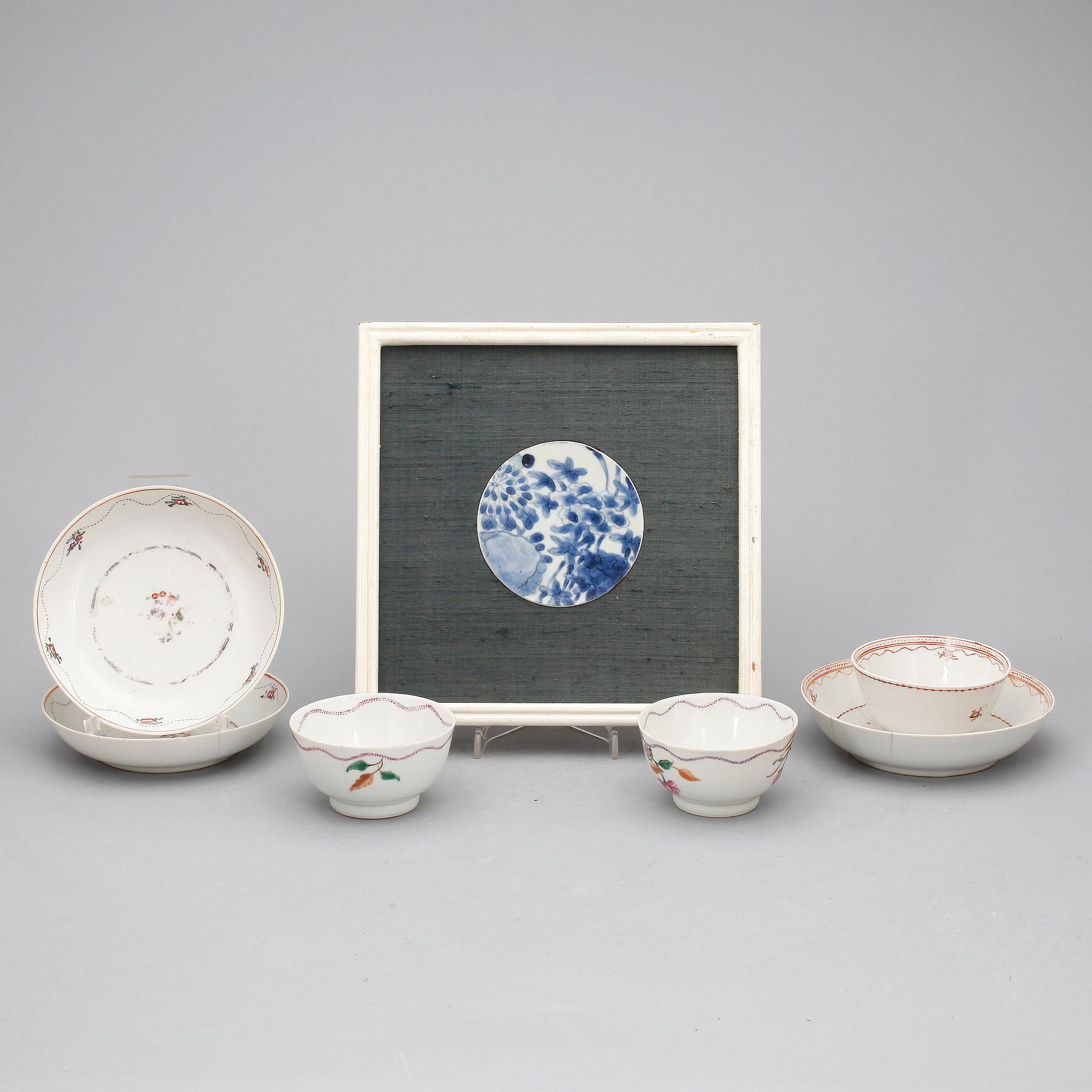 PARTI, porslin, fem delar. Qing dynastin, 1700-tal samt inramad MING SKÄRVA, 1600-tal.