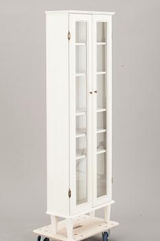 VITRINSKÅP, gustaviansk stil. Modern tillverkning.