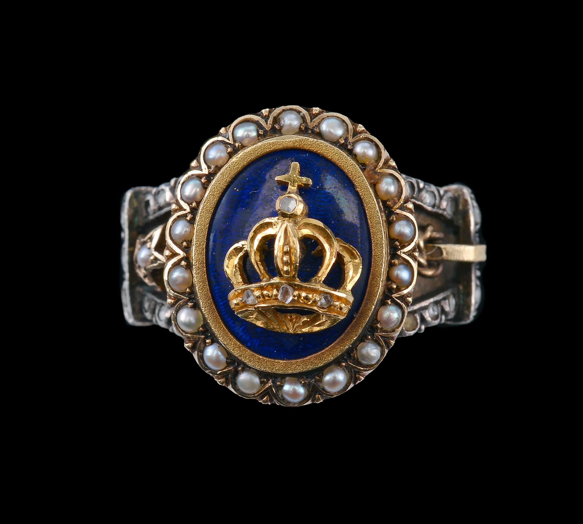 RING, ruusuhiontaisia timantteja, itämaisia helmiä, emalia, 18 K kultaa. Englanti 1800-luvun loppu. Paino 8 g.
