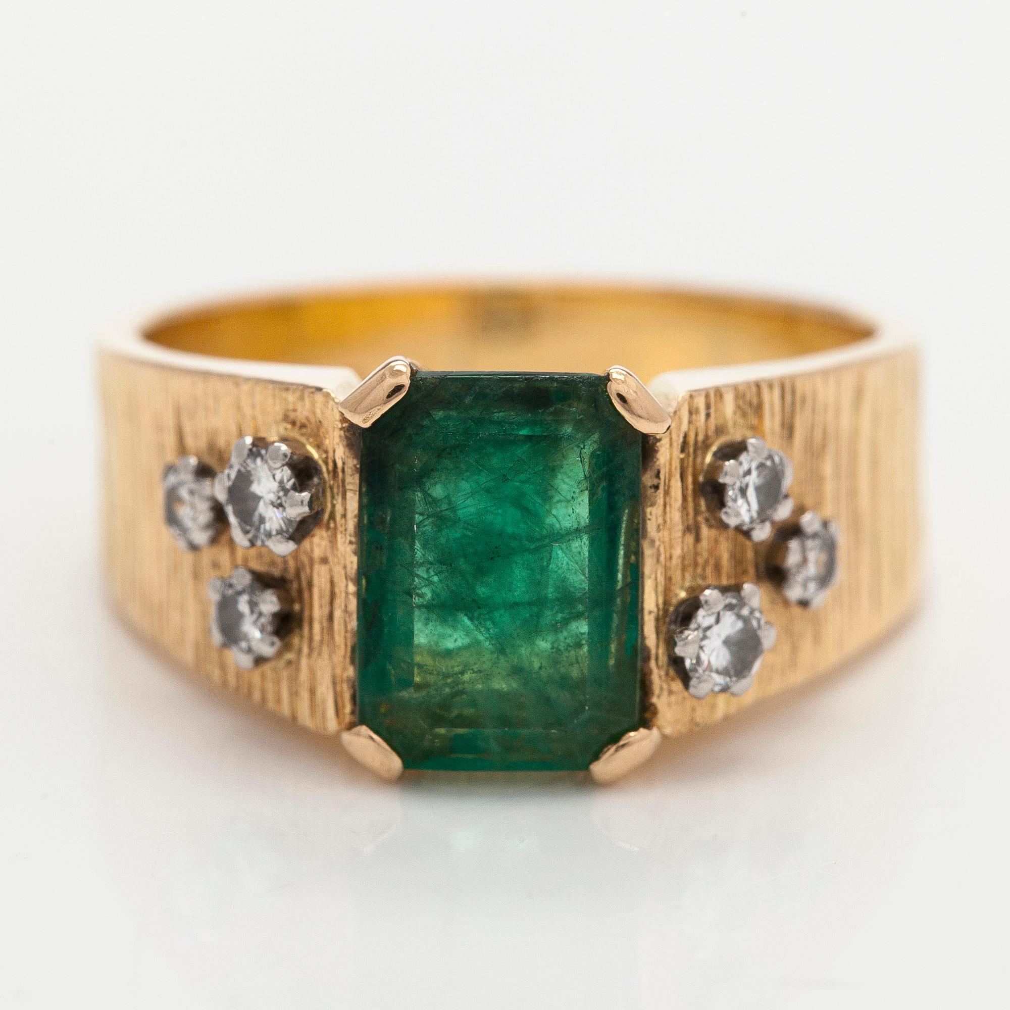 Sormus, 18K kultaa, smaragdi ja timantteja, Tukholma 1971.