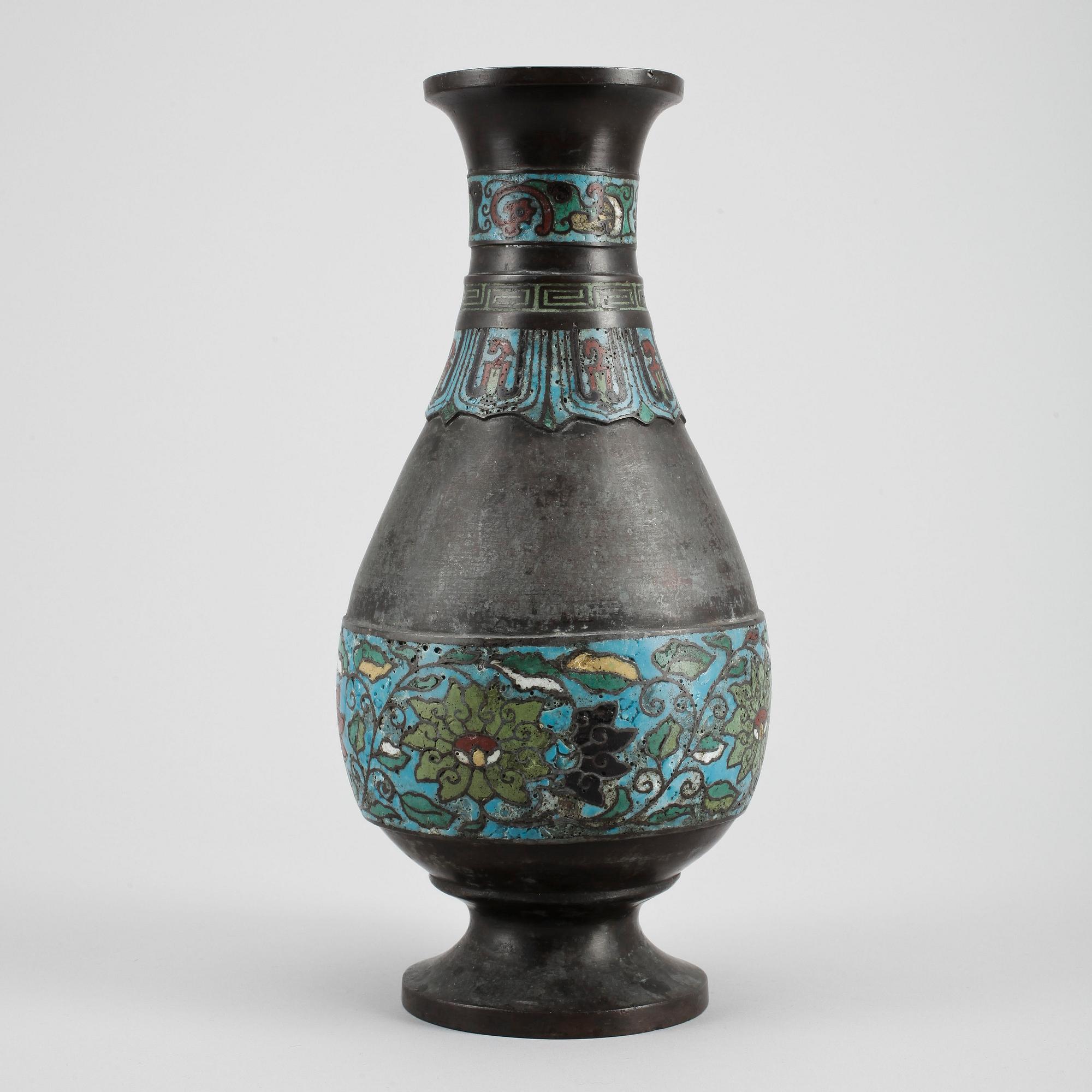 VAS, brons med cloisonne, Kina omkring sekelskiftet 1900.