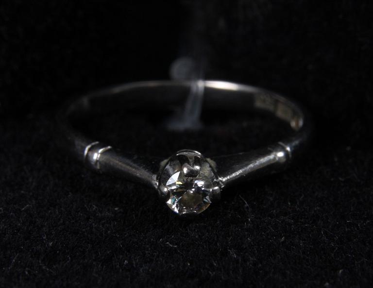 RING, vitguld 18 K med diamant 0,13 ct enl gravyr, 1984.