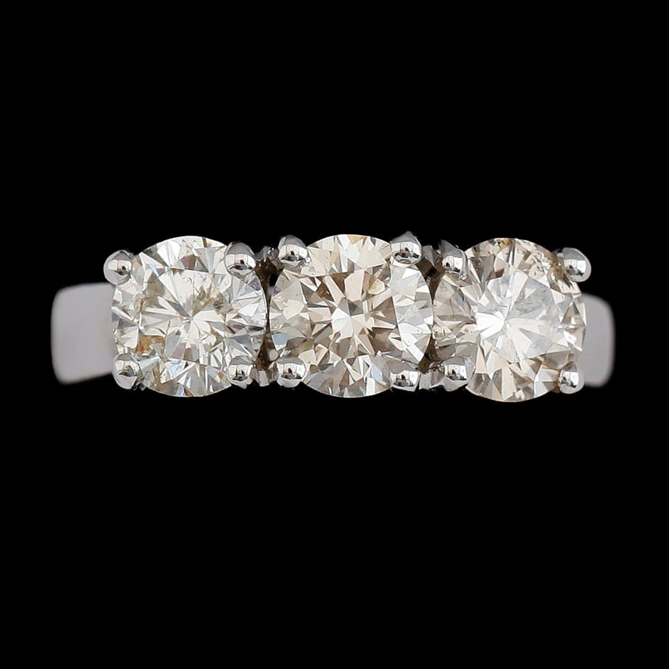 RING, 18 k vitguld, 3 briljantslipade diamanter tot ca 2.17 ct.
