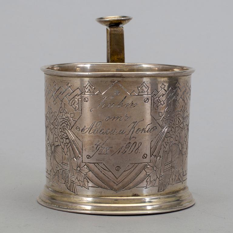 TEGLASHÅLLARE, silver, icke identifierade mästarstämplar, kontrollstämplad 1891, Moskva, Ryssland. Vikt ca 88 g.