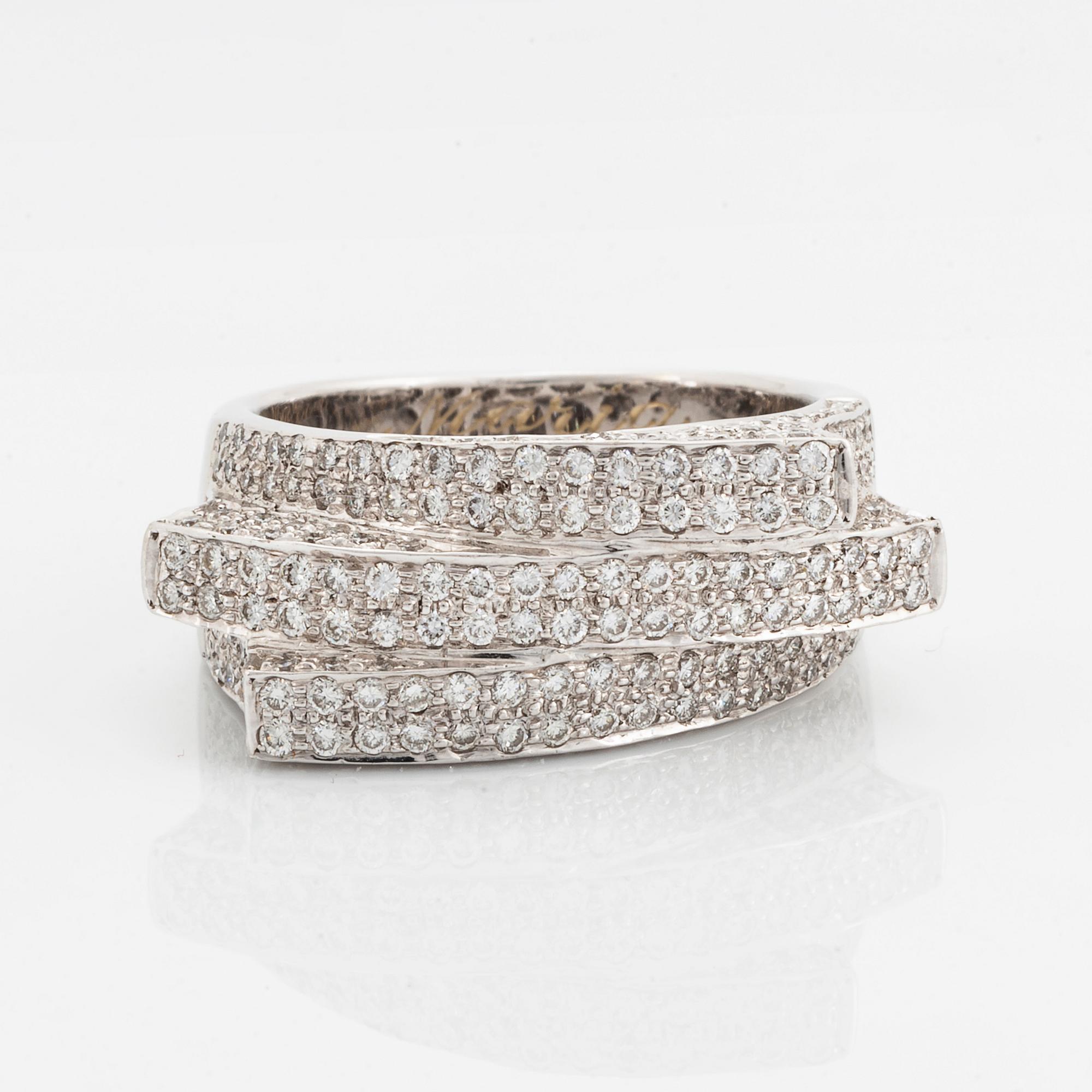 Ring, med briljantslipade diamanter.