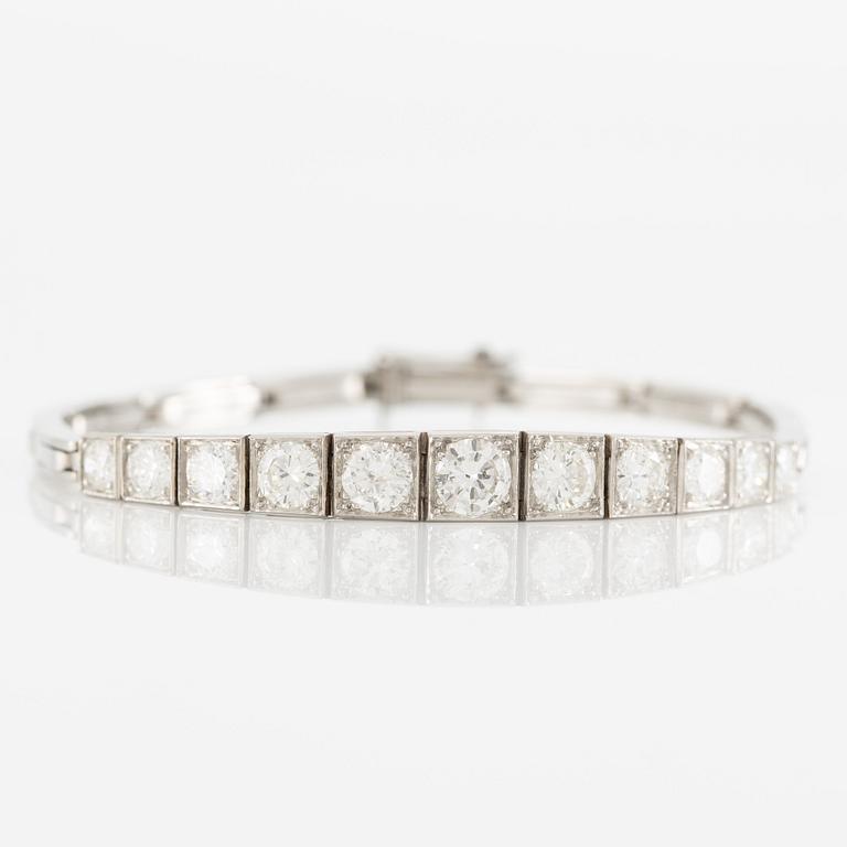 Bracelet, platinum with eleven brilliant-cut diamonds.