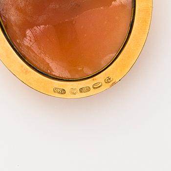 A 14K gold framed cameo  brooch or necklace. Kymlander Voldemar, Helsinki 1960.