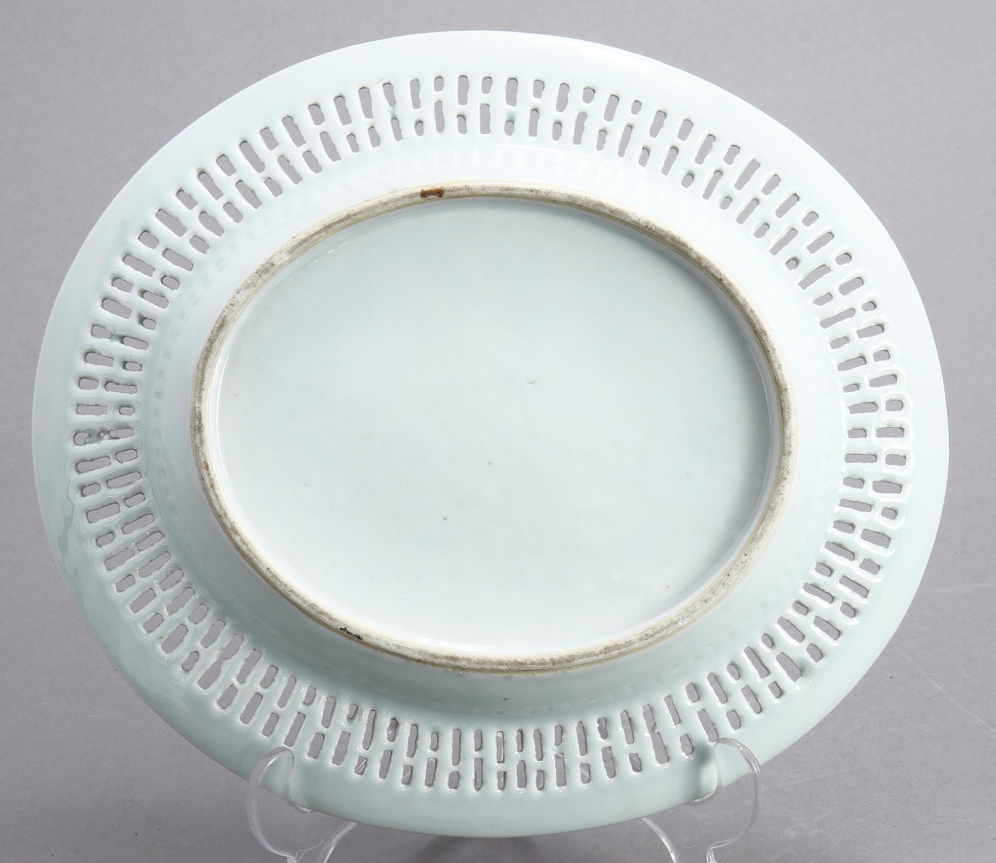 GALLERSKÅL samt GALLERFAT, porslin, Kina, 1800-tal.