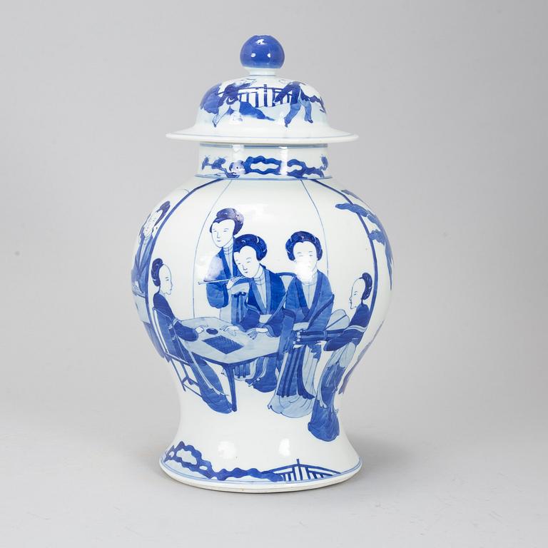 A blue and white jar with cover, Qing dynasty, 19th century.