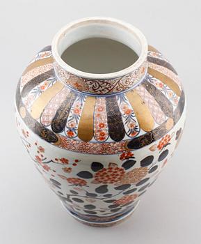 URNA, porslin, Japan, troligen 1800-tal.