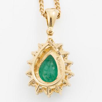 Gold necklace with a drop-shaped emerald and octagon-cut diamonds.