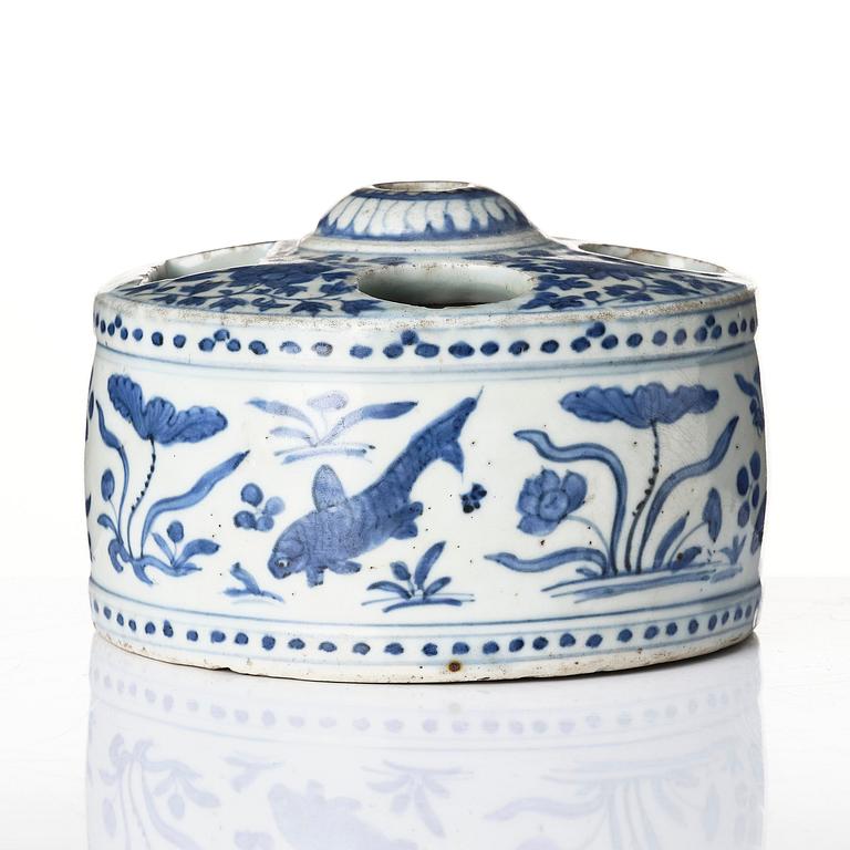 Pensel-/bläckställ, porslin. Mingdynastin, 1500/1600-tal.