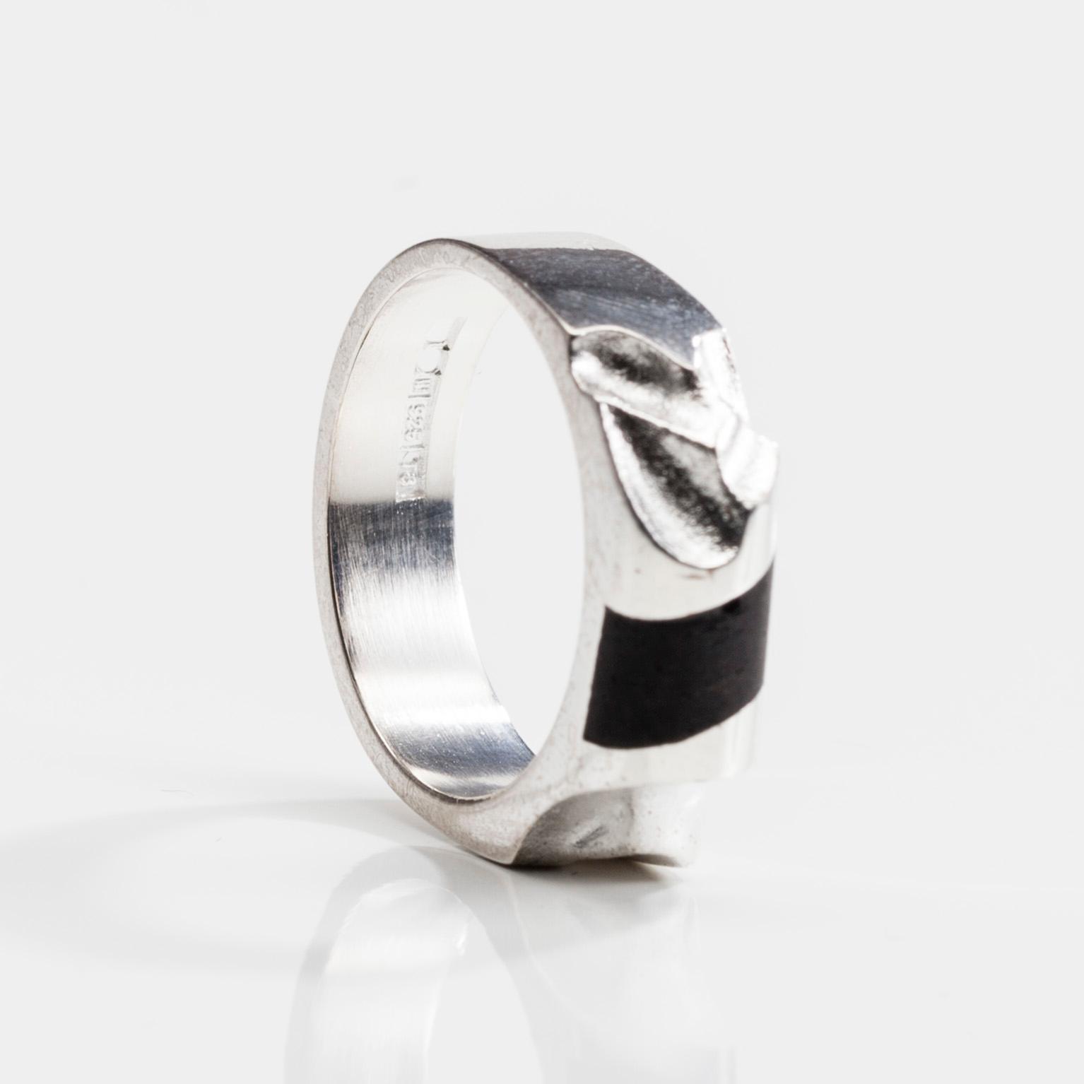 RING, sterling silver och ebenholts, "Bantu" Zoltan Popovits, Lapponia 1996. Vikt 6,6 g.