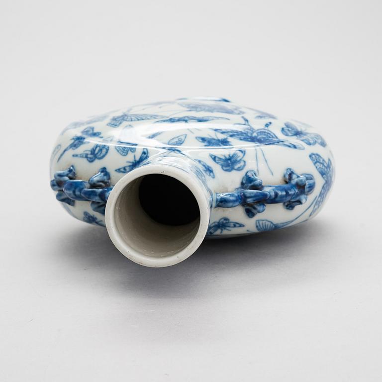 A Chinese late Qing dynasty porcelain pilgrim bottle / vase, around 1900.