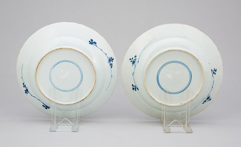 TALLRIKAR, ett par, porslin. Kangxi (1662-1722) Kina.