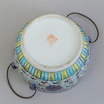 A porcelain box with a lid, China, ca 1900.