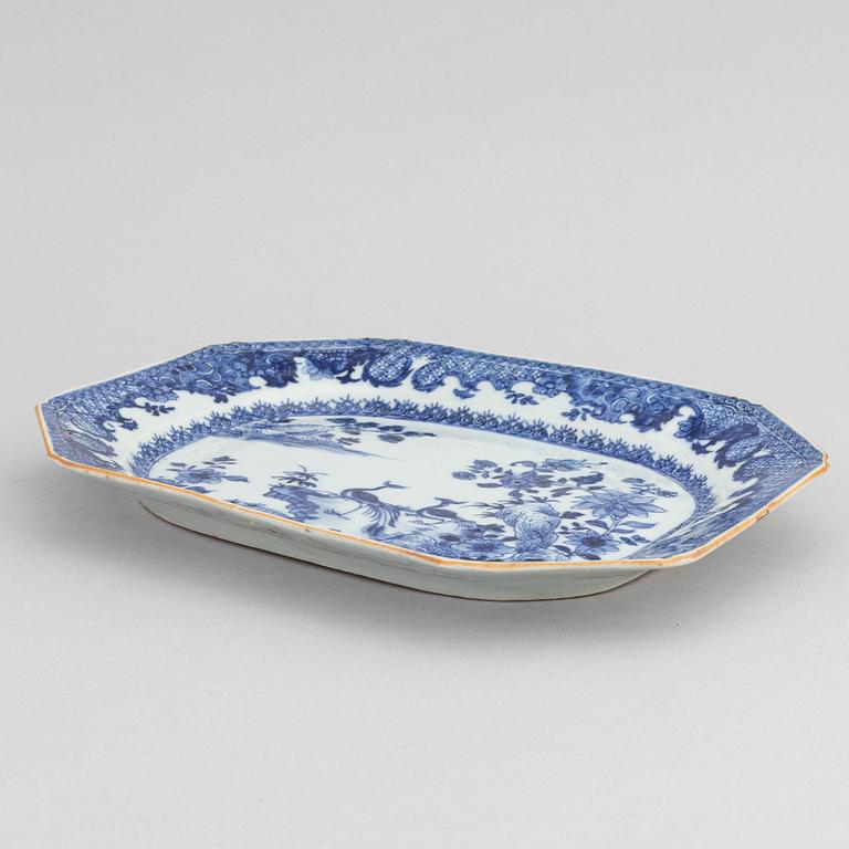 A blue and white porcelain serving dish, Qianlong (1736-95).