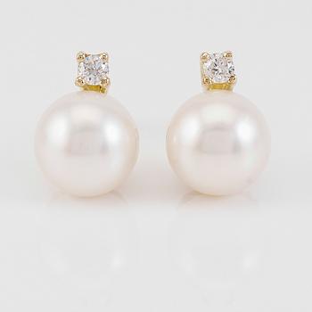 ÖRHÄNGEN, 1 par, 18K guld, diamanter tot ca 0.14 ct. och south sea pärlor.