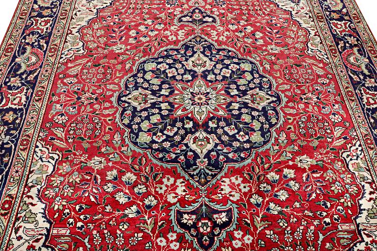 A Tabriz carpet, c. 300 x 202 cm.