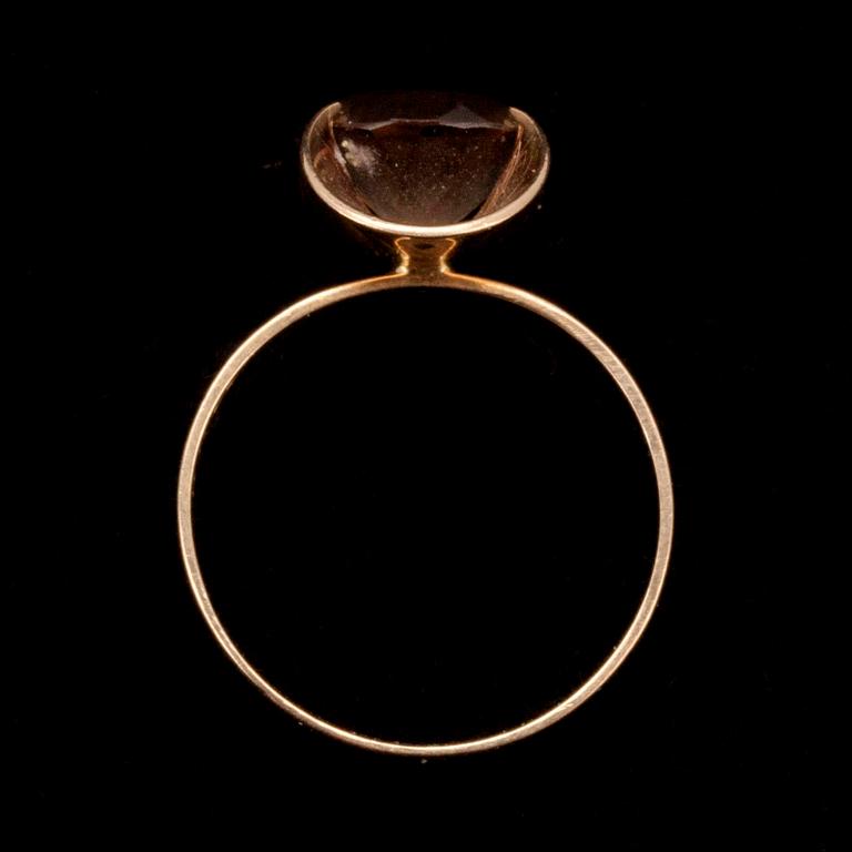 RING, guld 14K, fasettslipad rökkvarts, Elis Kauppi, Kupittaan Kulta, Åbo 1960. Vikt 4 g.