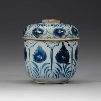 A blue and white box with cover, Qing dynasty, Kangxi (1662-1722).