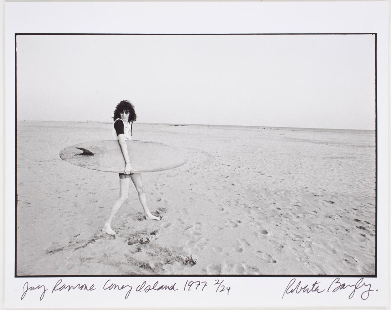 ROBERTA BAYLEY, "Joey Ramone, Coney Island, 1977", signerad Roberta Bayley och numrerad 2/24.