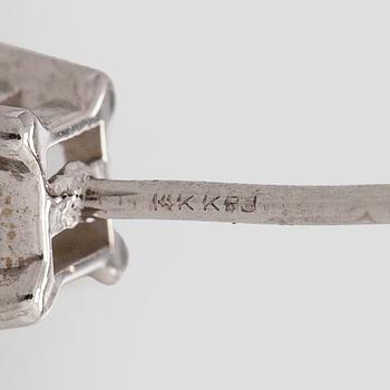 Korvakorut, prinsessihiotut timantit yhteensä noin 1,00 ct, 14K valkokultaa.