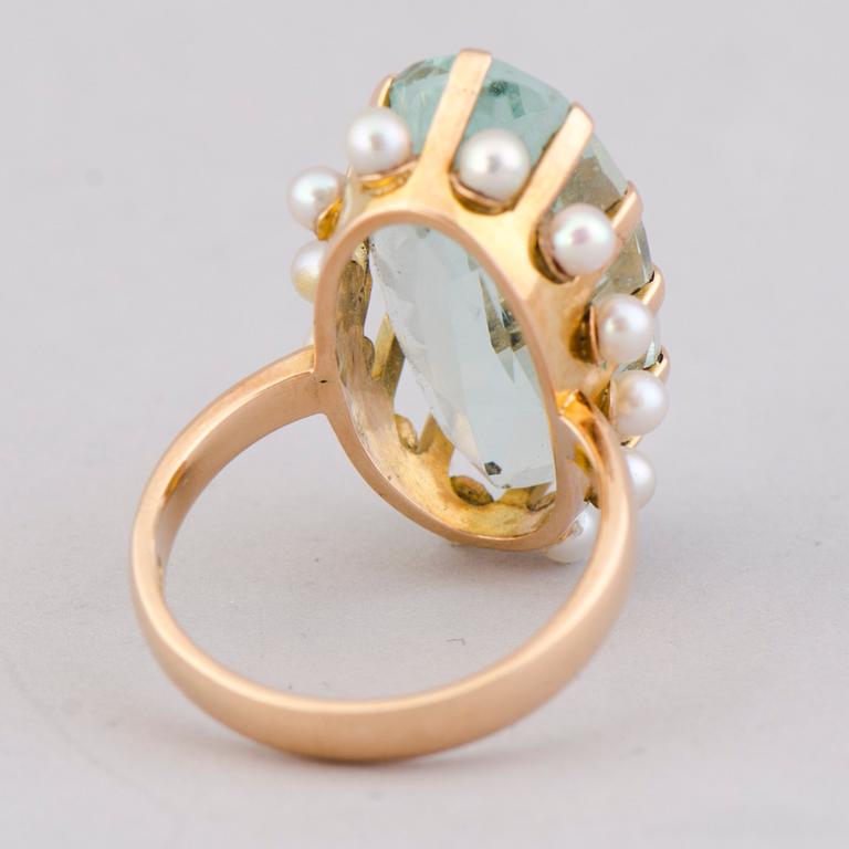 A RING, facetted aquamarine, cultured pearls, 14K gold. Veljekset Sundqvist, Helsinki 1963.