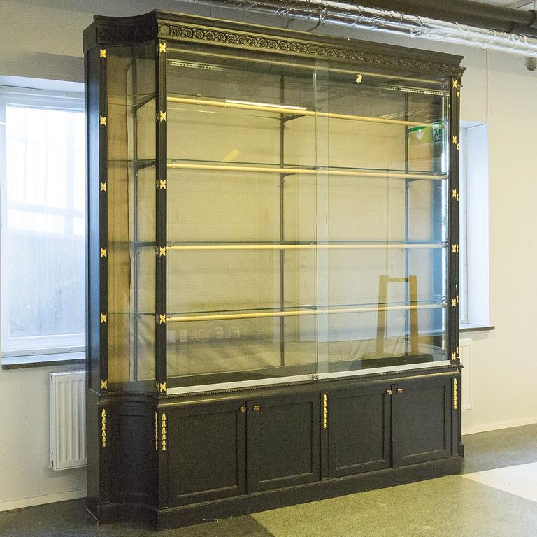 An early 20th century Gustavian style vitrine,