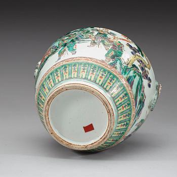 A famille verte vase, Qing dynasty, 19th Century.